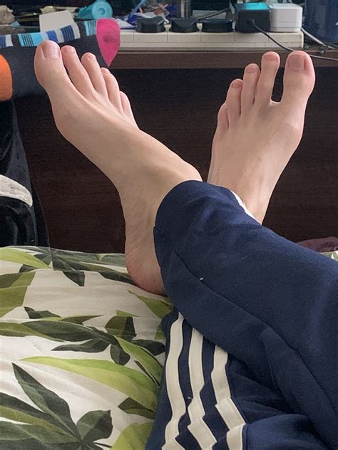 male feet twitter